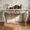 Console 44 po, table d'entrée rétro avec sculptures en bois et pieds courbés pour le couloir du salon