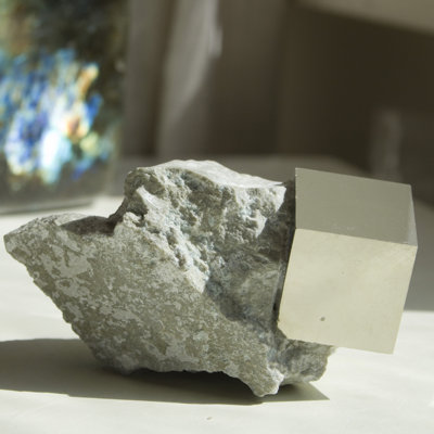 Pyrite cubique Antley défiant la gravité