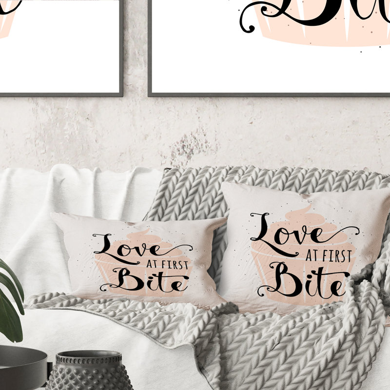 Love At First Bite - Coussin décoratif à imprimé traditionnel, 18 po x 18 po