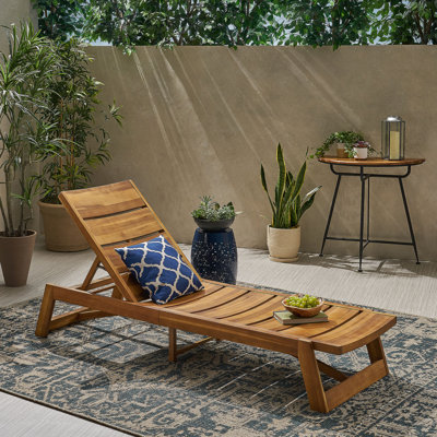 Chaise longue en bois d'acacia confortable et élégante avec sièges réglables et conception à lattes respirantes, parfaite pour la détente sur le patio et la piscine