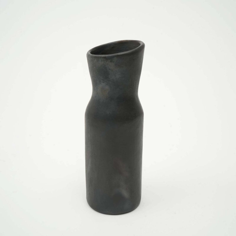 Vase en argile Longpi fait à la main avec finition noire naturelle, céramique traditionnelle au feu de joie pour une décoration florale élégante et un décor culturel.