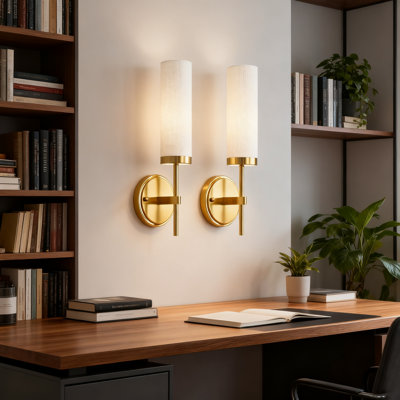 Ensemble de 2 appliques murales modernes en or moderne, luminaires de salle de bain en or brossé avec abat-jour en verre de lait givré, lampes murales intérieures câblées pour le salon de la chambre à coucher, le couloir et l'éclairage en miroir