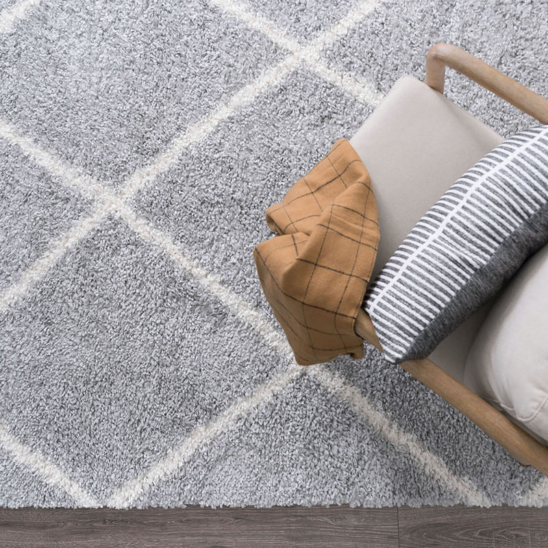 Tapis argenté Attebery, Rectangle 8 pi 9 po x 12 pi 2 po