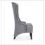 Luxueux fauteuil d'appoint rembourré en velours avec des pieds en bois robustes, parfait pour un décor moderne et élégant.-147960626