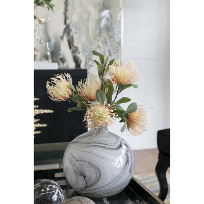 Vase artistique en céramique avec un motif en noir et blanc tourbillonnant, idéal pour une présentation florale et un décor moderne.