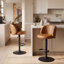 Ensemble de 2 tabourets de bar bruns en similicuir brun avec dossier réglable et base en métal avec îlot de cuisine et tabourets de comptoir modernes pour la maison-130098487-130445369