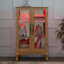 Vitrine élégante en chêne clair avec portes en verre trempé