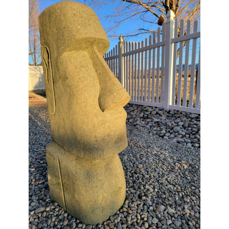 Statue moai verte en pierre de lave, H 39 po x l 13 po x P 13 po