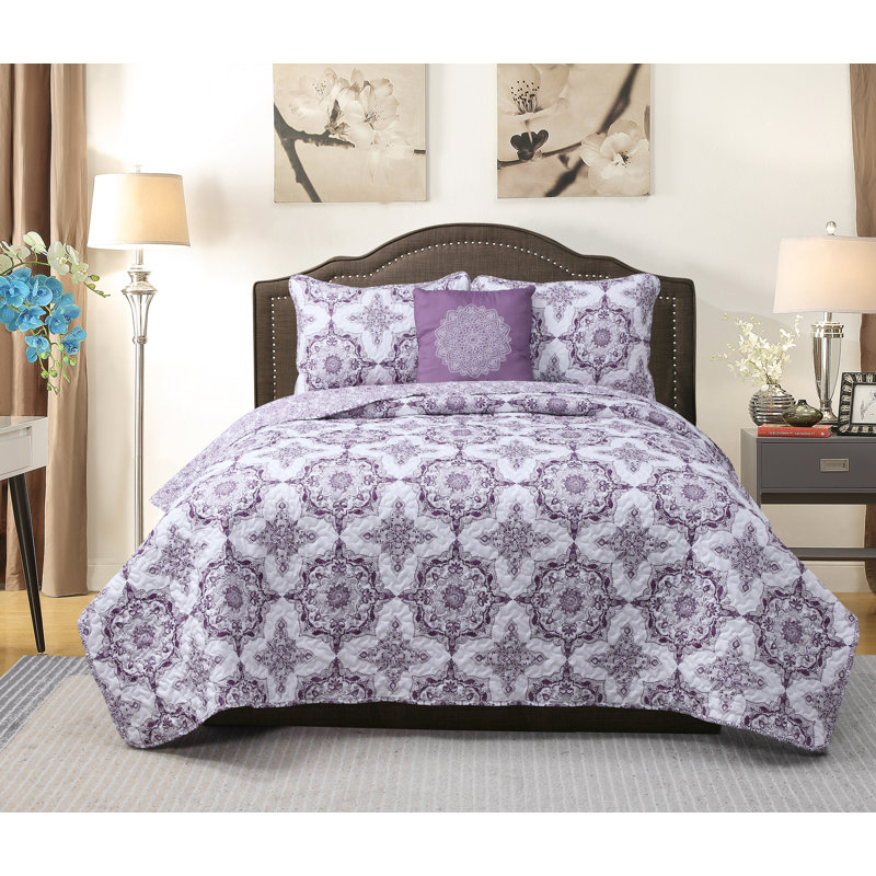 Iunia Polyester Floral Quilt, Full/Queen Quilt + 2 Shams + 1 Throw Pillow