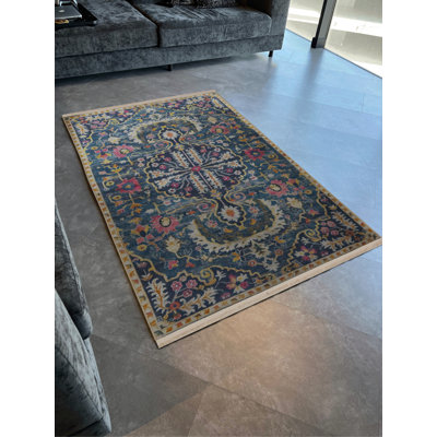 Tapis décoratif bleu marine à motif floral frangé