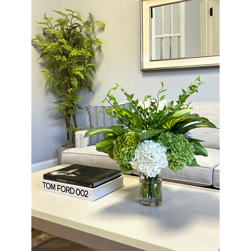 Hortensias Real-Touch disposés avec verdure mixte