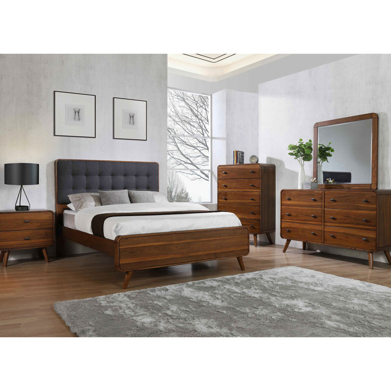 Lit King à panneaux en fini noyer foncé, design bas et revêtement pour une chambre à coucher spacieuse, élégante et confortable.