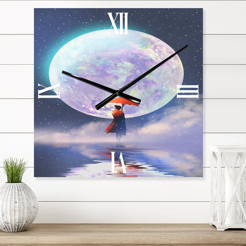 Femme avec parapluie debout sur l'eau contre la lune - Horloge murale traditionnelle, Petit