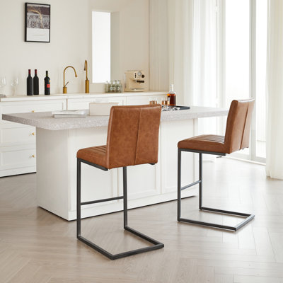 Tabourets de bar rétro en similicuir brun, comptoir de 26 pouces de hauteur, structure verticale en métal noir avec repose-pieds, 2 pour îlot de cuisine et salle à manger - contemporain, style européen, forme carrée, mousse
