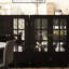 Buffet noir avec portes doubles en verre et pieds en bois massif, pour la cuisine, la chambre à coucher - surface peinte à base d'eau, compartiment de tiroir de compartiment personnalisable, chambre adaptée, couloir-121048083-121048082