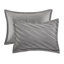 Édredon gris 7 pièces avec élégance moderne transitionnelle, motif diagonal, literie de luxe, confort toutes saisons, Bartack, taies décoratives assorties, jupe de lit de 15 pouces, coussins décoratifs lustrés