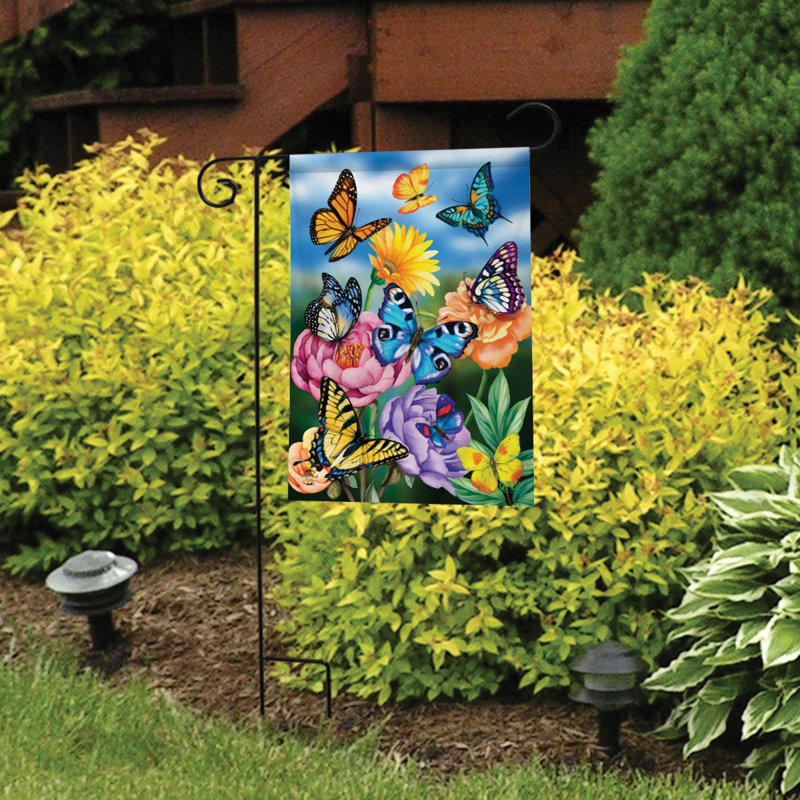 Drapeau de jardin avec papillons dans le jardin