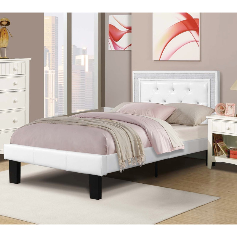 Structure de lit simple en similicuir blanc, tête de lit à losanges, support de matelas à 12 lattes, style attrayant pour la chambre à coucher avec pieds de soutien centraux, caractéristique