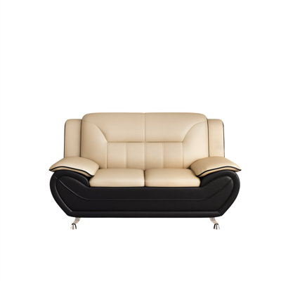 Canapé de salon moderne et contemporain en similicuir reconstitué, avec accoudoirs rembourrés et pieds en acier inoxydable, idéal pour un appartement ou un salon.
