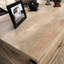Table basse à plateau relevable, finition brune