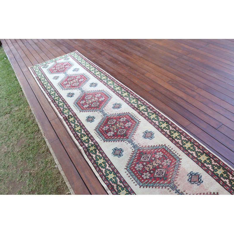 Tapis traditionnel turc rouge et vert avec des motifs géométriques et floraux, idéal pour rehausser l'esthétique de votre décor de couloir