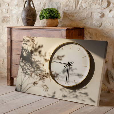 Toile une scène d'intérieur minimaliste avec une horloge murale simple et ronde avec une bordure dorée mince placée contre une toile tendue à éclairage doux