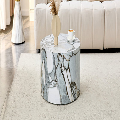 Une table basse cylindrique simple texturée en marbre blanc de 23,6 po de diamètre x 11,8 po de hauteur, fabriquée en bois aggloméré. Convient aux salons de style industriel ou minimaliste.