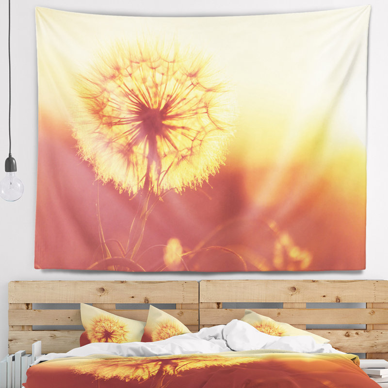 Fleur de pissenlit sur une tapisserie brune, H 32 po x l 39 po