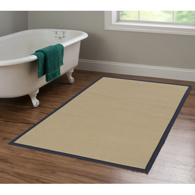 Tapis berbère beige fait à la main avec bordure en coton bleu marine Nannette
