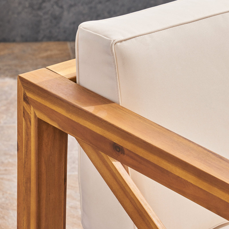 Chaise moderne du milieu du siècle : en bois avec coussins d'assise imperméables pour l'extérieur, revêtue de tissu d'ameublement.