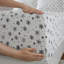 Ensemble de draps 4 pièces avec flocons de neige noirs, flanelle 100% coton, dimensions surdimensionnées allant jusqu'à 18 po de hauteur, douceur supérieure, drap-housse élastique, pré-rétréci
