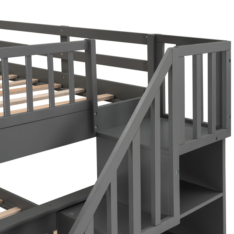 Lit superposé Stairway, gris. Rangement et garde-corps inclus. Bois massif fabriqué. Espace de chambre élargi. Entrée sécuritaire. Options d'arrangement polyvalentes. Aucune boîte à ressorts nécessaire. 250 lb en haut, 300 lb en bas