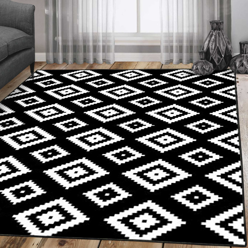 Tapis noir à motif géométrique Nina, Rectangle 5 pi 3 po x 7 pi 7 po