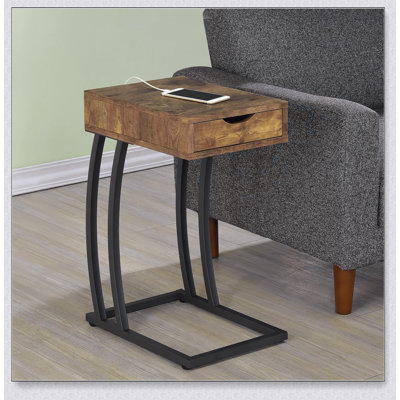 Table d'appoint antique en muscade et bronze industriel avec ports de rangement et de charge, pour les espaces de vie modernes.