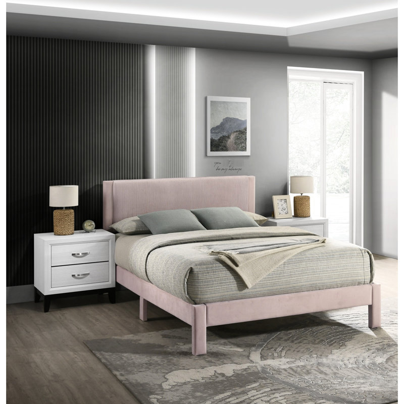 Grand lit rose contemporain avec tête de lit tapissier nervurée, structure discrète et pieds discrets pour la chambre à coucher, motif texturé, discret