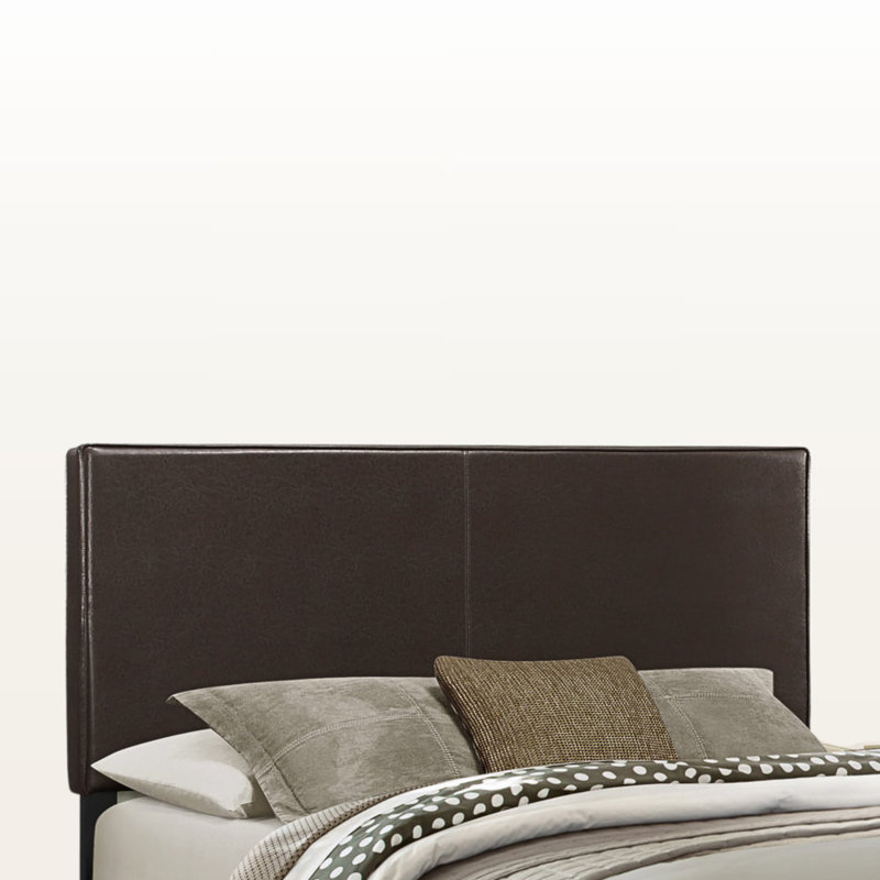 Grand lit rembourré d'apparence en cuir brun de style transitionnel H 45,48 po x l 64,12 po x L 85,59 po.