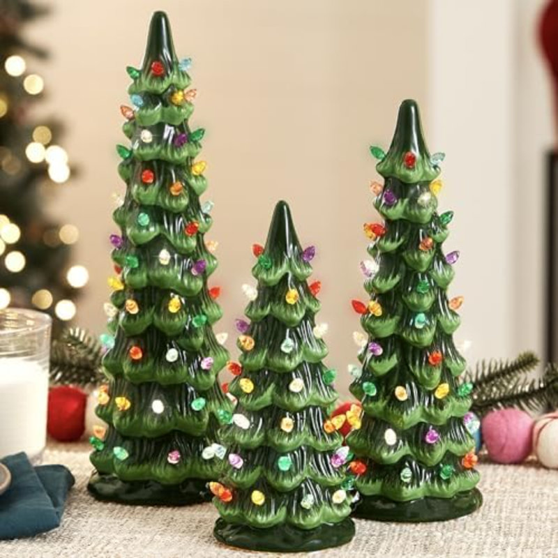 Ensemble de 3 sapins de Noël XL en céramique, pré-illuminés et peints à la main, décorations de table pour les fêtes avec ampoules multicolores et lumières DEL vertes.
