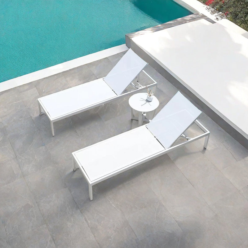 Chaise longue d'extérieur en tissu avec table