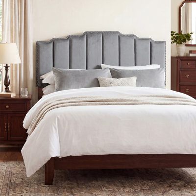 Tête de lit tapissier 78 po en velours avec garniture cloutée pour très grand lit