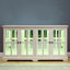 Vitrine d'inspiration rétro blanc antique avec tablettes réglables en verre et matériaux de construction