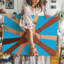 Toile, "Vibrant Illustration" mettant en vedette des mains diverses qui se rassemblent dans un art mural, formation circulaire contre un bleu vif, art sur toile-2120729647