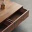 Table basse moderne et minimaliste en bois massif avec rangement-927611614