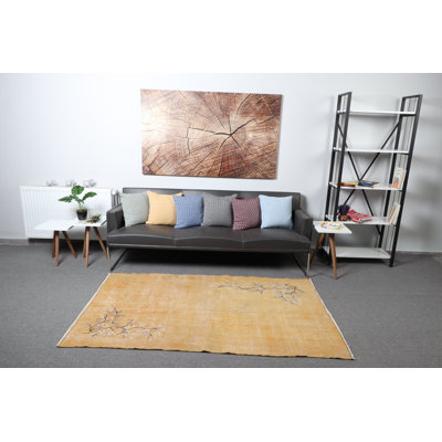 Tapis floral turc Anatolian idéal pour la salle à manger dans une teinte vibrante de jaune avec un design rétro Oushak