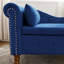 Chaise longue de salon confortable avec velours et support dans un espace de rangement caché bleu marine