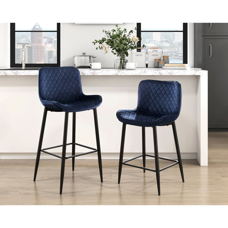 2 chaises à hauteur de comptoir, revêtement en velours bleu, base en métal, design moderne, assise de 24 po, largeur de l'assise de 15,5 po 2, tissu, métal, moderne, 24 po