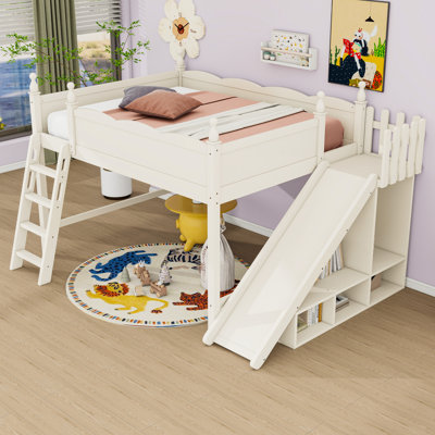 Lit mezzanine avec tablettes de rangement et garde-robe
