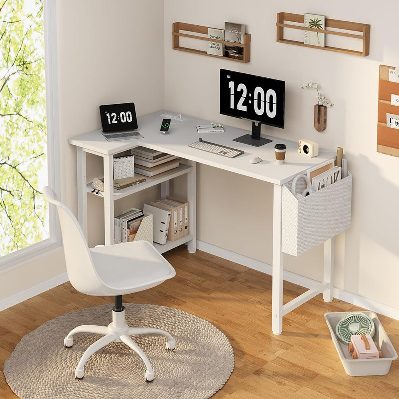 Bureau d'ordinateur en L blanc avec prise de courant et tablettes de rangement - Petit bureau d'angle pour bureau à domicile, bureau ou chambre à coucher
