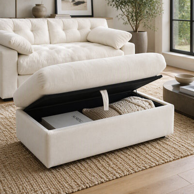 Le fauteuil de loisir, le fauteuil inclinable double, avec dossier réglable manuellement, les accoudoirs rembourrés, le port de chargement USB latéral et le support pour téléphone, sont livrés avec un repose-pieds de rangement assorti - beige