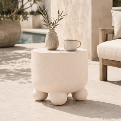 Table d'appoint ronde d'extérieur de 45,7 cm (18 po), table décorative de patio aspect pierre avec piètement sculptural à trois boules