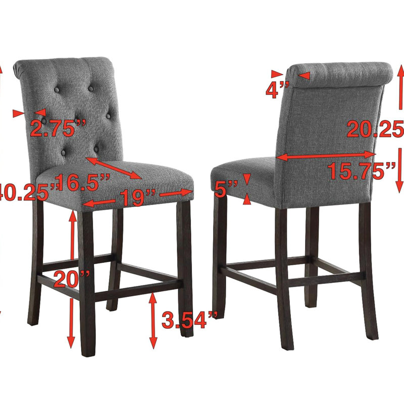 Tabouret gris à hauteur de comptoir (2). Fabrication en bois massif avec détails. Sièges et dossiers rembourrés. Pieds en bois au fini foncé. Chaises à haut dossier élégamment courbées. L 23 po x P 19 po x H 41,28 po. Largeur du siège: 19 po, 25 po